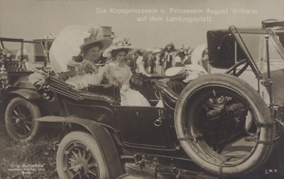 Kroonprinses Cecilie en prinses August Wilhelm van Duitsland op een Zeppelin landingsplaats door Photographer German
