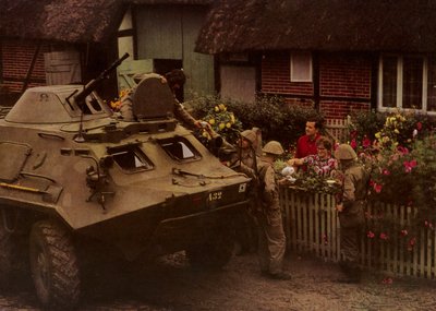 Tijdens een Rustpauze op een Mars, Soldaten van het Nationale Volksleger worden Hartelijk Verwelkomd door Inwoners door Photographer German