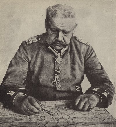Veldmaarschalk von Hindenburg bestudeert een kaart door Photographer German