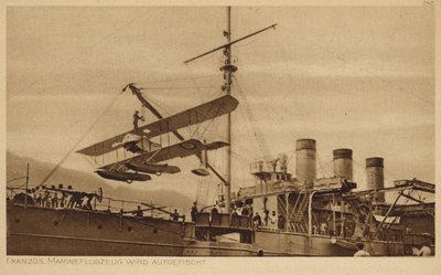 Frans marinevliegtuig wordt op een schip getild door Photographer German