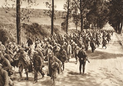 Franse gevangenen op de weg tussen Soissons en Fismes tijdens de Slag om de Aisne door Photographer German