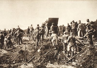 Duitse batterij beweegt vooruit over moeilijk terrein voor Fismes, gevangen Fransen op de voorgrond klaar om te worden vervoerd (zw/w foto) door Photographer German