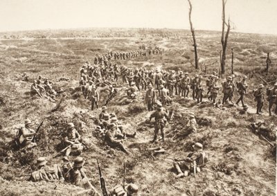 Duitse infanterie steekt Chemin des Dames over om de terugtrekkende vijand te volgen, 27 mei 1918 (zw/w foto) door Photographer German