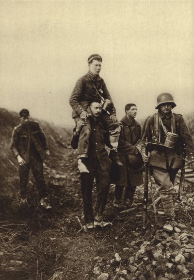 Duitse infanterist met een beenwond gedragen van het slagveld door Britse gevangenen, Eerste Wereldoorlog door Photographer German