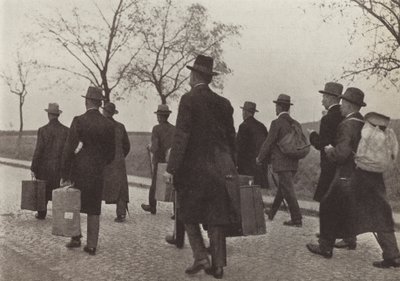Duitse spoorwegarbeiders verdreven uit het Ruhrgebied voor deelname aan de campagne van burgerlijke ongehoorzaamheid tijdens de Franse bezetting, augustus 1923 (zwart-wit foto) door Photographer German