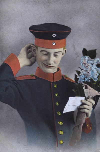 Duitse soldaat met een briefje en een bos bloemen door Photographer German