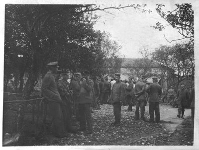 Duitse soldaten in een dorp of stadsplein door Photographer German