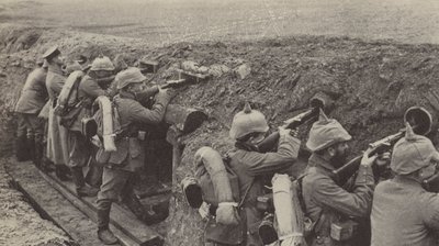 Duitse soldaten in de loopgraven in Vlaanderen die door schietgaten gemaakt van kleine houten kisten en rioolbuizen schieten door Photographer German