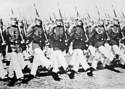 Duitse troepen marcheren voor de Kaiser, 28 augustus 1911 door Photographer German