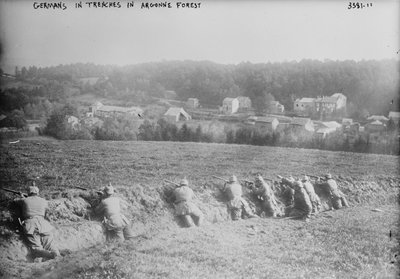 Duitsers in loopgraven in het Argonnebos door Photographer German