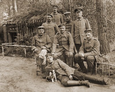 Groep Duitse soldaten met een hond door Photographer German