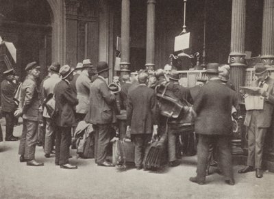Hyperinflatie in Weimar Duitsland: leden van het publiek in de rij voor de Reichsbank in Berlijn met koffers om hun geld te dragen, juli 1923 door Photographer German
