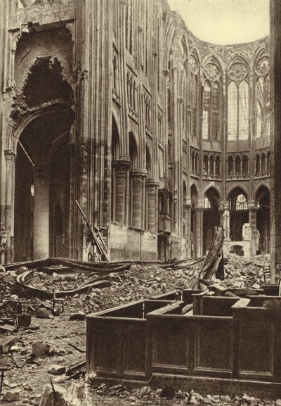 Interieur van de Basiliek van Saint Quentin, Frankrijk, vernietigd door geallieerde bombardementen, Eerste Wereldoorlog door Photographer German