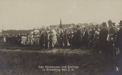 Kaiser Wilhelm II en Keizerin Victoria Augusta van Duitsland en hun entourage in afwachting van de aankomst van Zeppelin LZ III door Photographer German