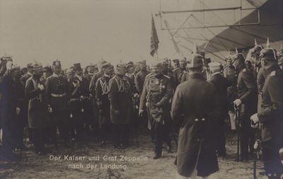 Kaiser Wilhelm II en Duitse luchtschipbouwer Graaf Ferdinand von Zeppelin na de landing van een van Zeppelins luchtschepen door Photographer German
