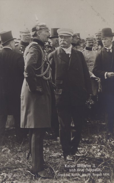 Kaiser Wilhelm II en Duitse luchtschipbouwer Graaf Ferdinand von Zeppelin op vliegveld Tegel, Berlijn, 29 augustus 1909 door Photographer German