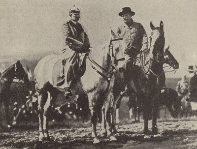 Kaiser Wilhelm II van Duitsland en de Amerikaanse president Theodore Roosevelt kijken naar het Duitse leger tijdens manoeuvres door Photographer German