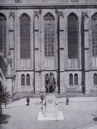 Leipzig: Thomaskirche met Bachdenkmal door Photographer German