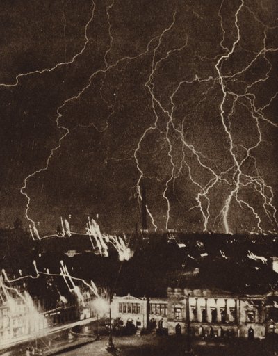 Bliksemflitsen boven de stad Leipzig, Duitsland, tijdens een onweersbui door Photographer German