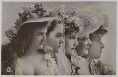 Rij vrouwen in historische kleding door Photographer German