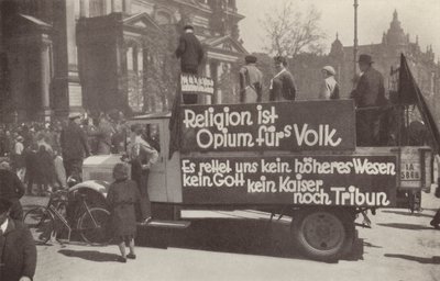 Vrachtwagen beklad met communistische slogans op de straten van Berlijn, Duitsland door Photographer German