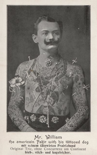 Mr William, de Amerikaanse fakir met zijn getatoeëerde hond door Photographer German