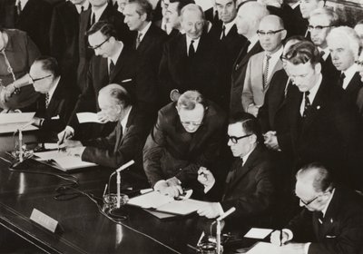 Op 3 juni 1972 ondertekenden de ministers van Buitenlandse Zaken van de Vier Mogendheden het eindprotocol van de Viermogendhedenovereenkomst over West-Berlijn in het gebouw dat vroeger werd gebruikt door de Geallieerde Controle Raad in het Amerikaanse sect door Photographer German