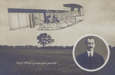 Orville Wright vliegt met zijn vliegtuig in Berlijn, augustus door Photographer German