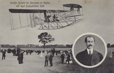 Orville Wright vliegt met zijn vliegtuig over het Tempelhof vliegveld, Berlijn door Photographer German