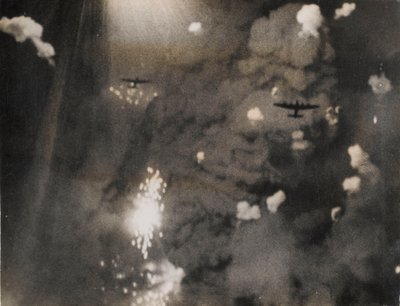 Foto genomen toen Royal Air Force Lancasters Dresden aanvielen (zwart-wit foto) door Photographer German
