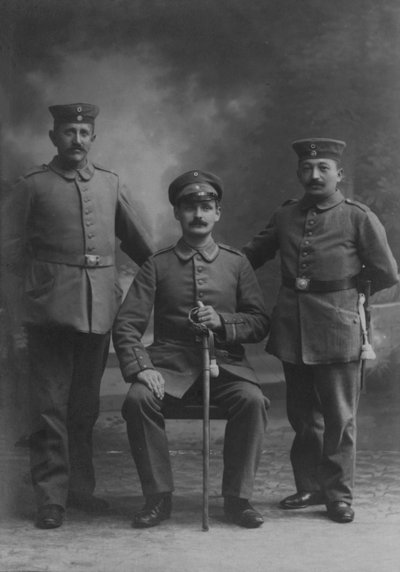 Portret van drie Duitse soldaten door Photographer German