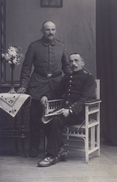 Portret van twee Duitse soldaten door Photographer German