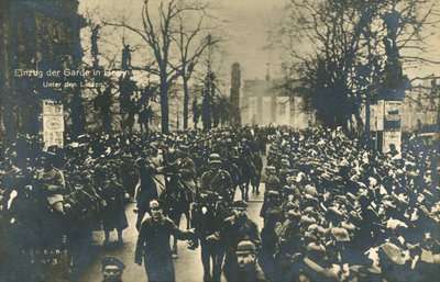 Terugkerende Duitse troepen marcheren op Unter den Linden, Berlijn, december 1918 door Photographer German