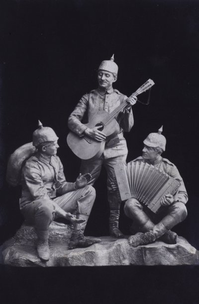 Beeldhouwwerk dat een groep Duitse soldaten uit de Eerste Wereldoorlog toont die muziek maken door Photographer German