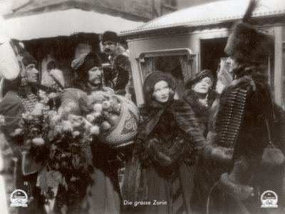 Still uit de film "The Scarlet Empress" met Marlene Dietrich door Photographer German