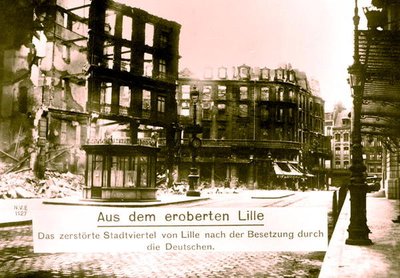 De verwoeste stad Lille na de inname door Duitse troepen, oktober 1914 door Photographer German