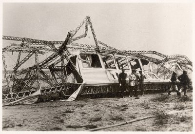 De ruïnes van de Zeppelin LZ10 "Schwaben" na de vernietiging op 28 juni 1912 door Photographer German