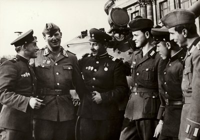 De soldaten van het Nationale Volksleger onderhouden nauwe vriendschap met de soldaten van het Sovjetleger door Photographer German