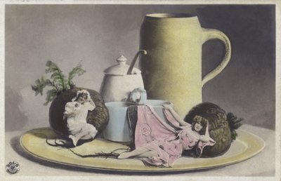 Kleine meisjes op een dienblad met servies door Photographer German