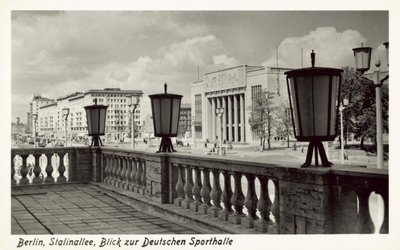 Uitzicht op de Deutschen Sporthalle, Stalinallee, Oost-Berlijn, ca. 1950s door Photographer German