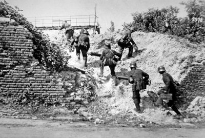 Duitse mitrailleureenheid rukt op tijdens de Slag bij de Aisne door Photographer German