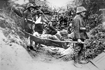 Duitse soldaten dragen een gewonde kameraad in een geïmproviseerde brancard, nabij Soissons, juni 1918 (zwart-wit foto) door Photographer German