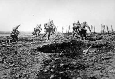 Duitse stormtroepen van de Eerste Wereldoorlog rukken op bij Sedan met zakken granaten om hun nek, Westfront door Photographer German
