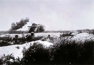 Duitse stormtroepen uit WOI gewapend met vlammenwerper, ondersteund door een buitgemaakte Britse Mark IV tank door Photographer German