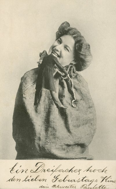 Vrouw die het hoofd van een pop afbijt (zwart-wit foto) door Photographer German