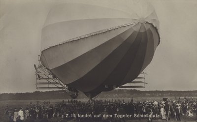 Zeppelin LZ III na landing op het schietterrein Tegel, Berlijn door Photographer German