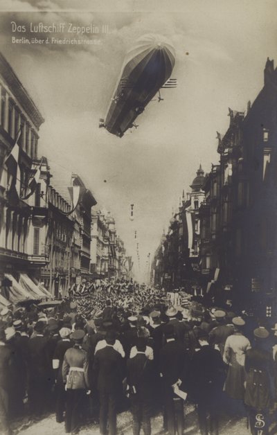 Zeppelin LZ III vliegend boven Friedrichstrasse, Berlijn door Photographer German