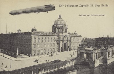 Zeppelin LZ III vliegt over het Stadspaleis, Berlijn door Photographer German