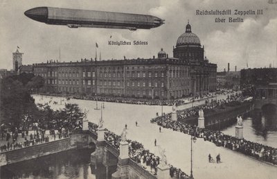 Zeppelin LZ III vliegt over het Stadspaleis, Berlijn door Photographer German