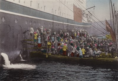 Japan, ca. 1912: Kolen op het schip in de haven van Nagasaki door Photographer Japanese